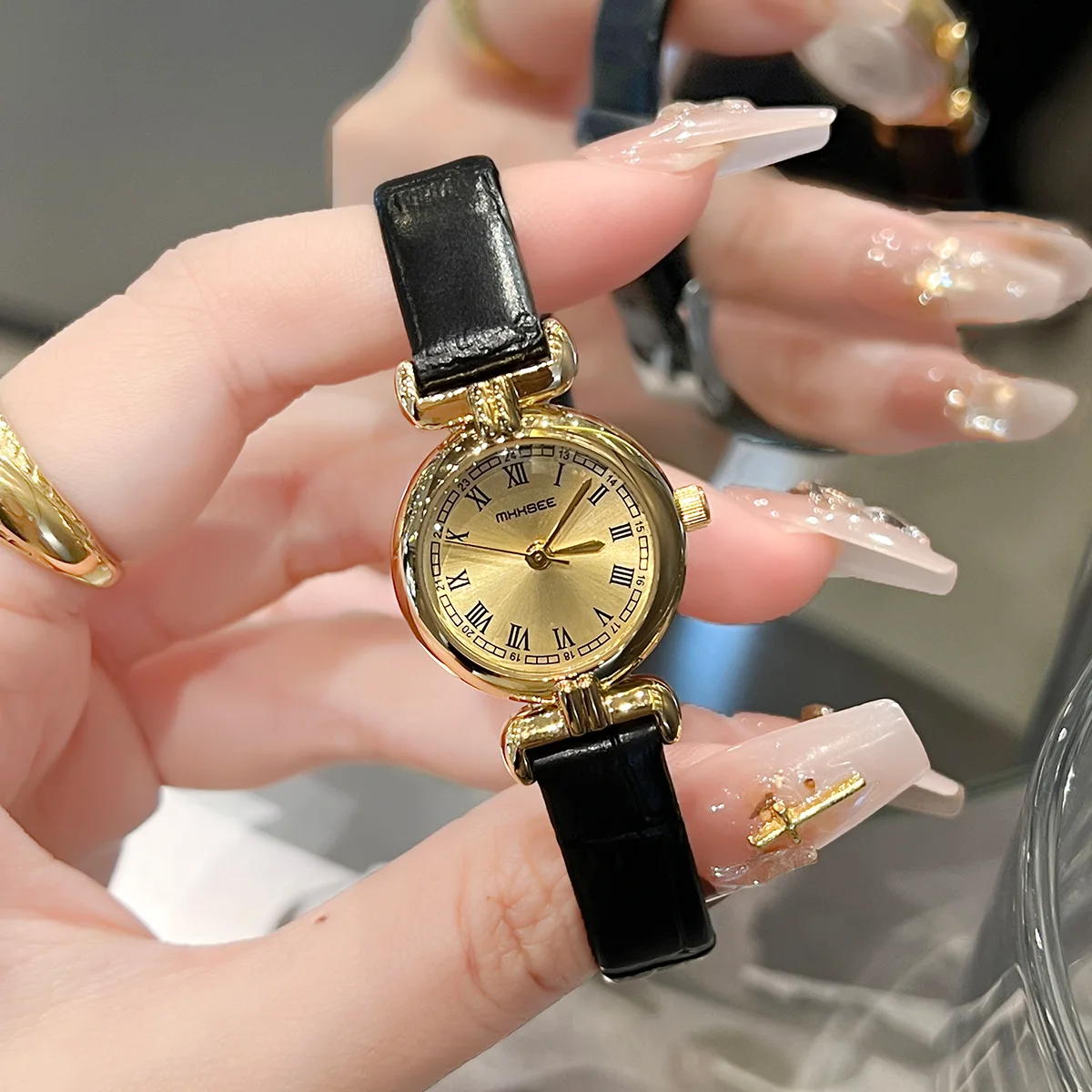 Zegarek damski vintage, mały, złoty, nowy styl 2025, lekki luksus, z paskiem ze skóry i stali, dodatek damski.