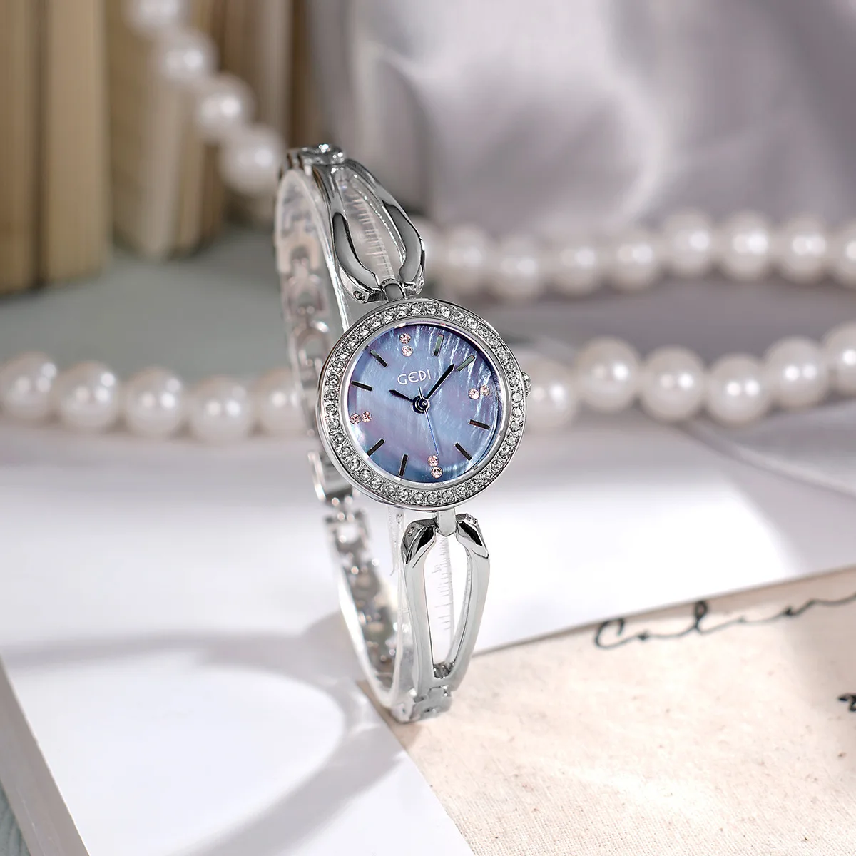 2025 Light Luxury Diamond-encrusted Student Watch Versatile Fashion Waterproof Alloy W atch Women's Bracelet Quartz Watch
