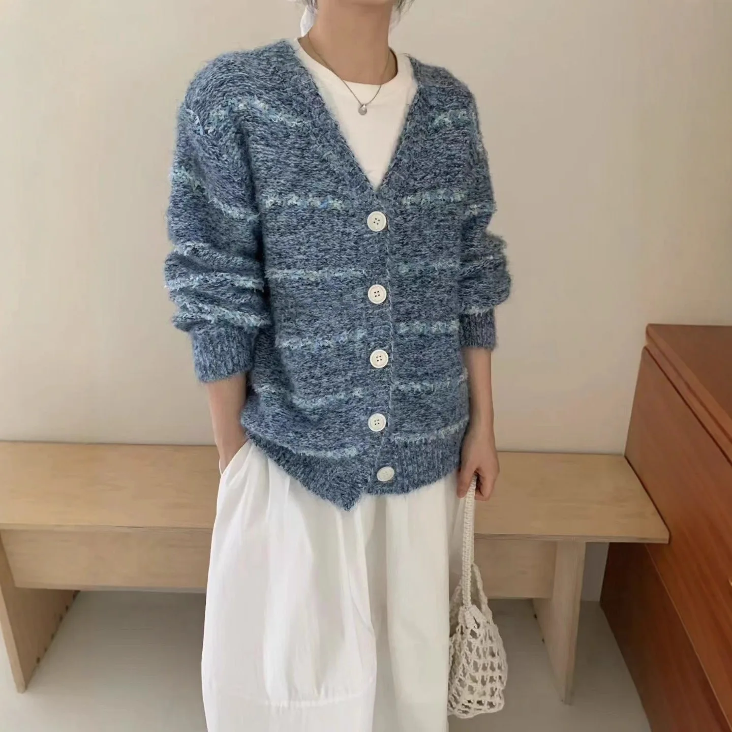 

Lazy wind V-neck striped long-sleeved sweater women's 2025 autumn new retro soft waxy loose knitted cardigan