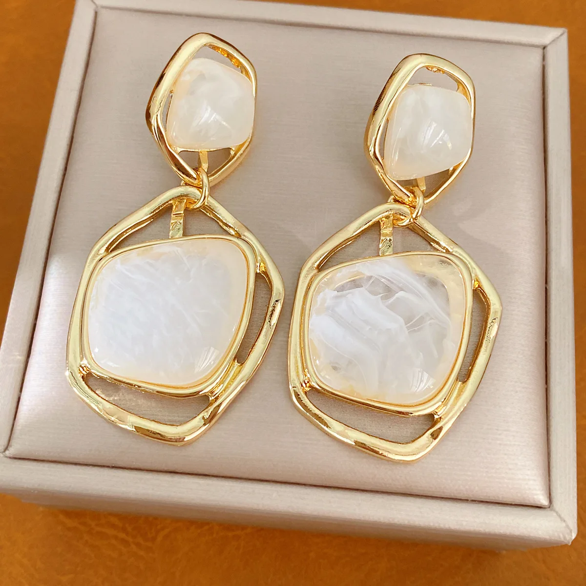 DOO MEI Trendy Geometric Hollow Out Dangle Earrings for Women Vintage Smudging Resin Earrings Banquet Gift Ear Jewelry