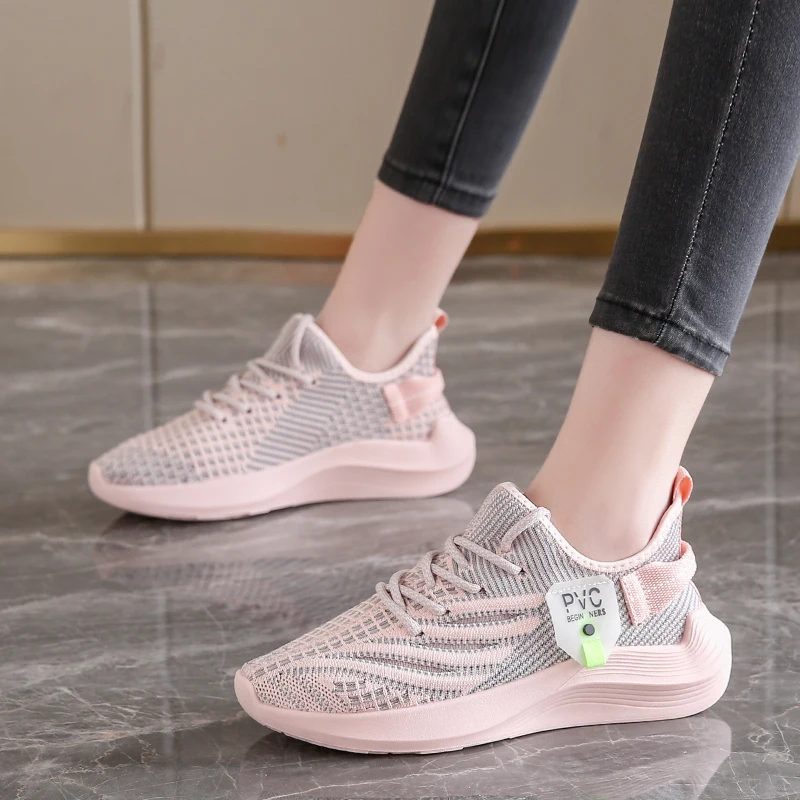 Women's Pink Mesh Sports Shoes Are Breathable and Comfortable, with A Flexible and Cushioned Sole That Is Perfect for Running