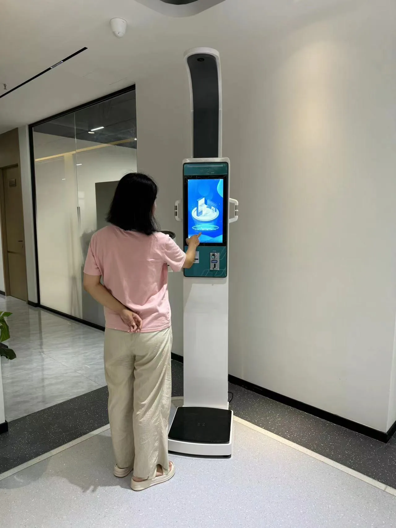 Estación de control corporal para examen de salud de autoservicio Báscula que funciona con monedas