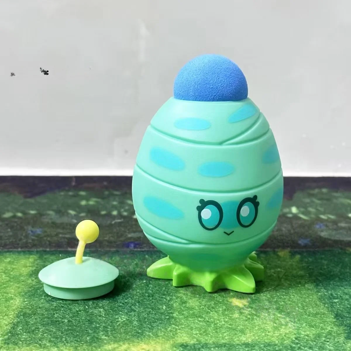 

Battery-powered cedar fruit "New Plants vs. Zombies" This is a soft rubber toy with glowing plants and a game scene on it.