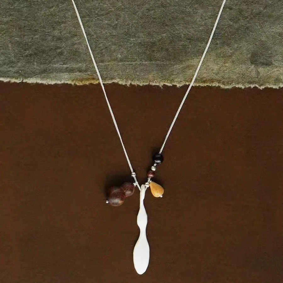 

New Xiaoyao Fruit Suspension Pot Buckle Ebony Ebony Ebony Pendant Necklace Women's Versatile Jewelry Accessories Necklace