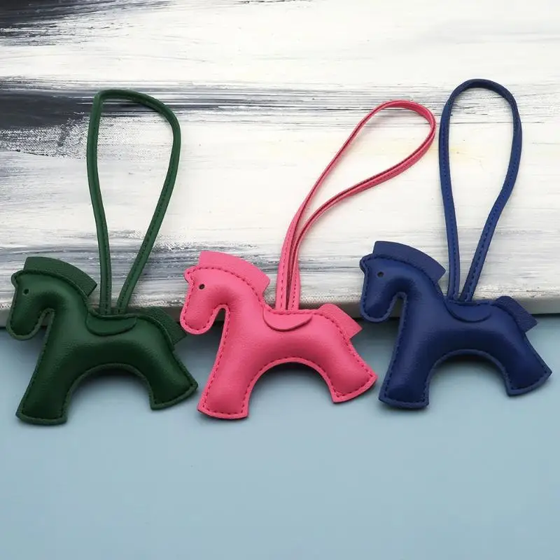 Petit breloque poney haut de gamme en cuir PU pour dames ; Porte-monnaie cheval coloré, bibelots, pendentif de véhicule, souvenir d'anniversaire