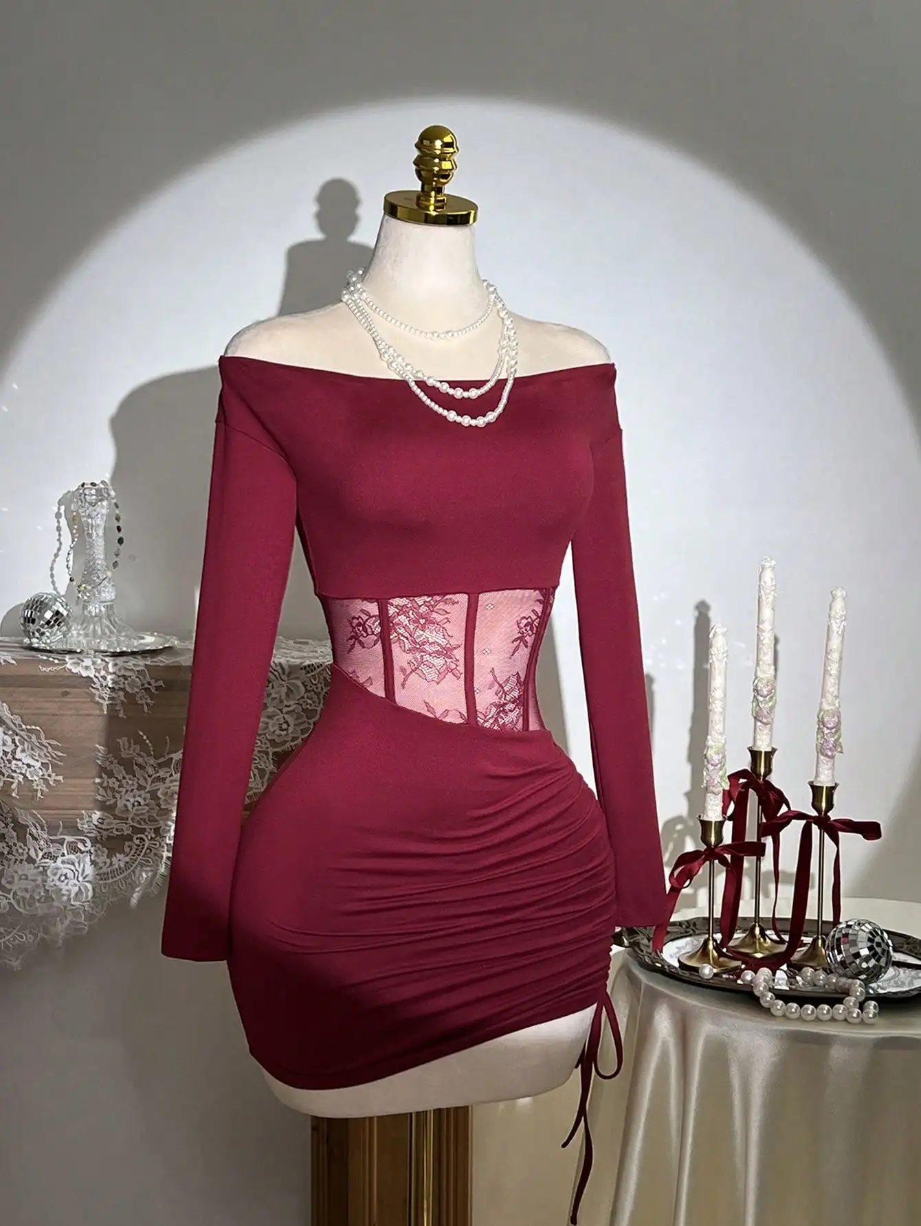 Vestido Mini Bodycon Vermelho Vinho com Ombros Descobertos, Manga Longa, Painel de Renda e Amarração Lateral