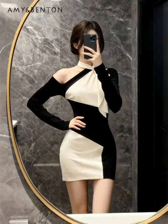 

Летнее женское платье в стиле французской повседневной моды, черно-белое, с асимметричным вырезом, открытыми плечами, длинными рукавами, облегающее, короткое.