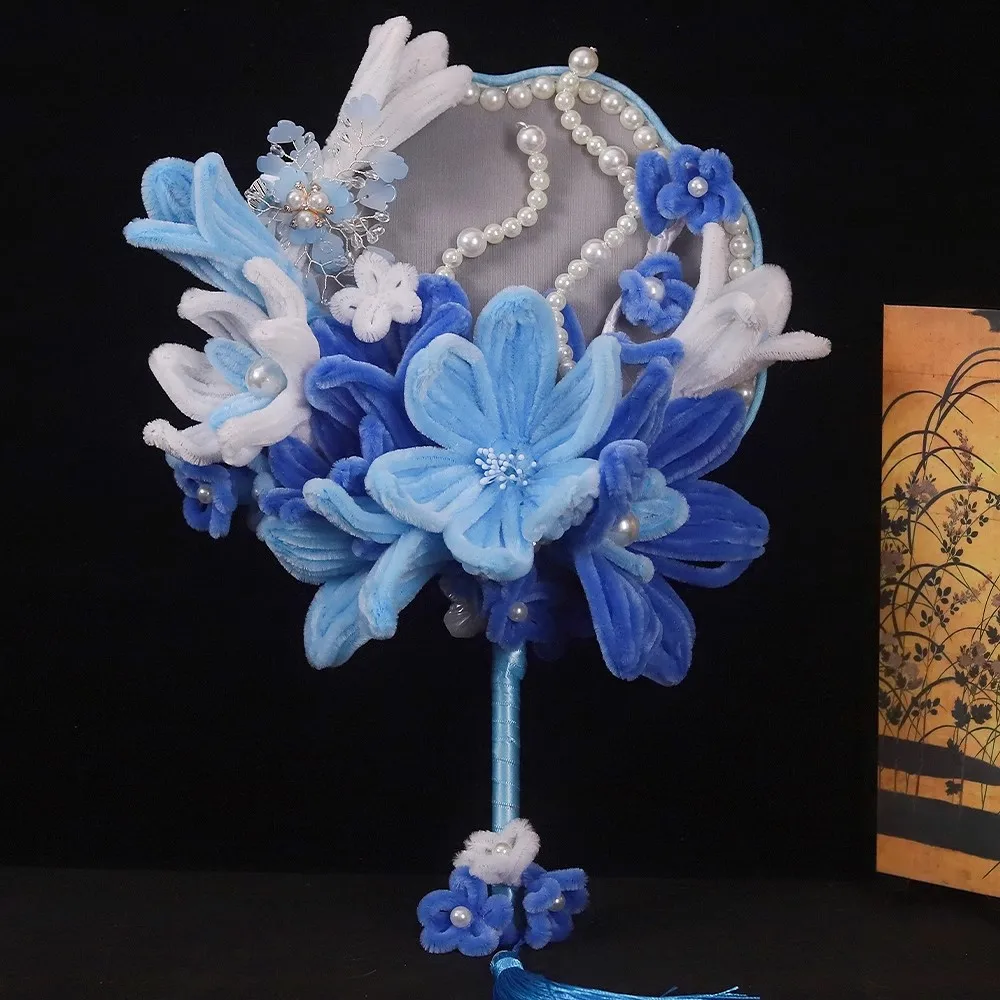 JaneVini-Éventail de fleurs en velours bleu pour patients, style chinois, bouquet de mariage de mariée, pompon en perles, accessoires de photographie Hanfu, conception la plus récente