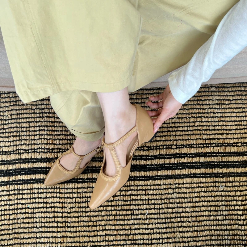Summer fashion pointed-toe women's sandals  Leather shoes with comfortable and elegant heels  Available in strap style