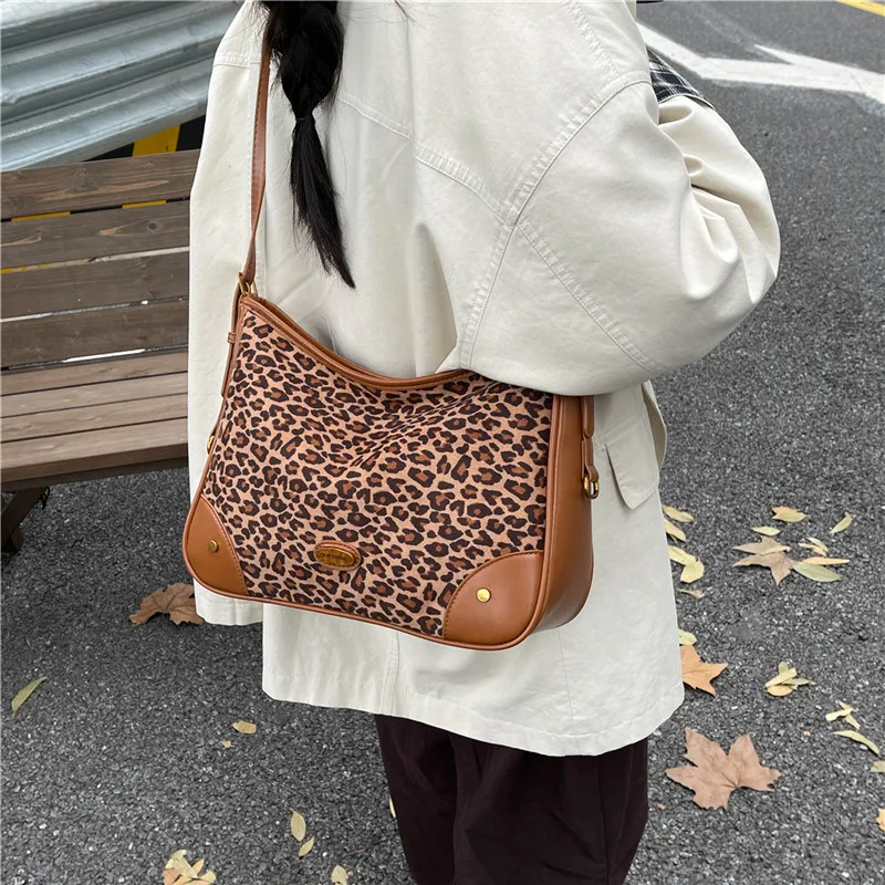 

New designer women's fashionable chain strap shoulder bag, fashionable portable handbag, casual travel crossbody bag