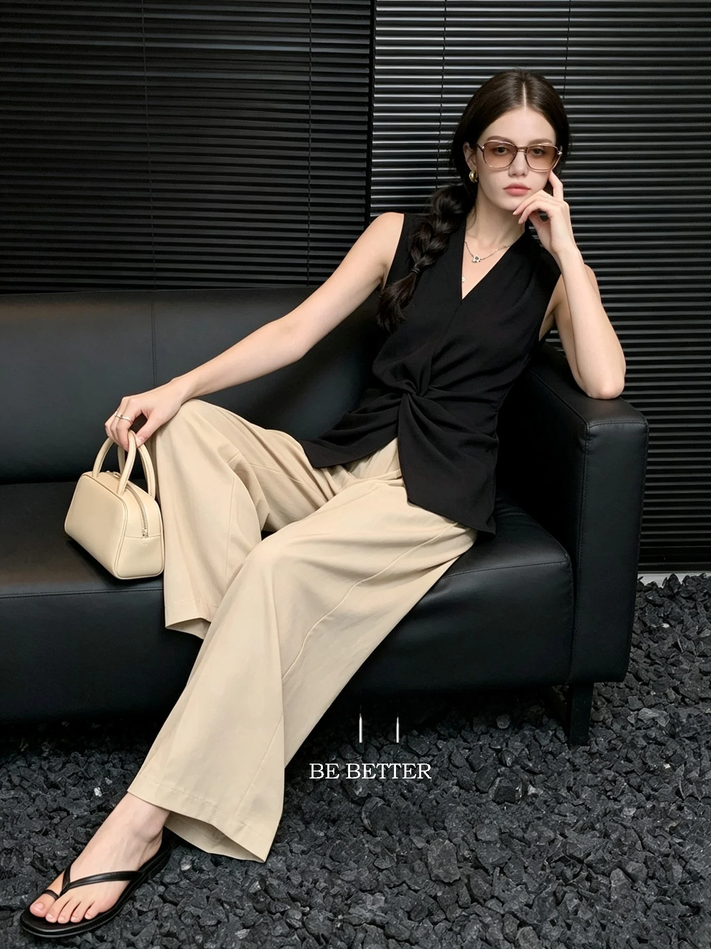 Huaappuw Black Waist-Cinching Vest 2026 Early Autumn New Twist V-neck Waist-grabbing French Style Polyester Blend Women's Top