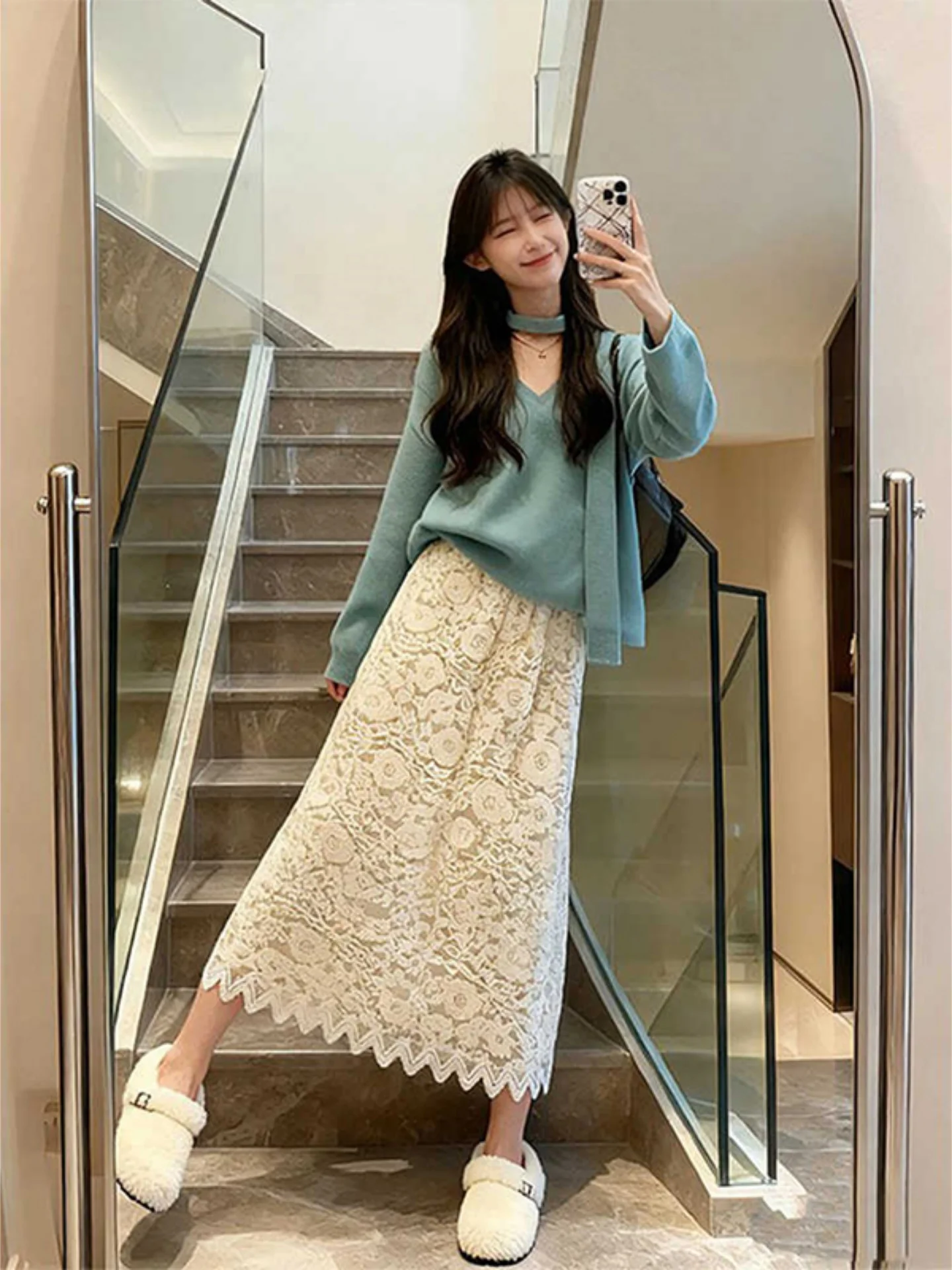 

Комплект из двух предметов с кружевной отделкой: свободная юбка с высокой талией и вязаный топ с V-образным вырезом и длинными рукавами. Новинка весенней коллекции.