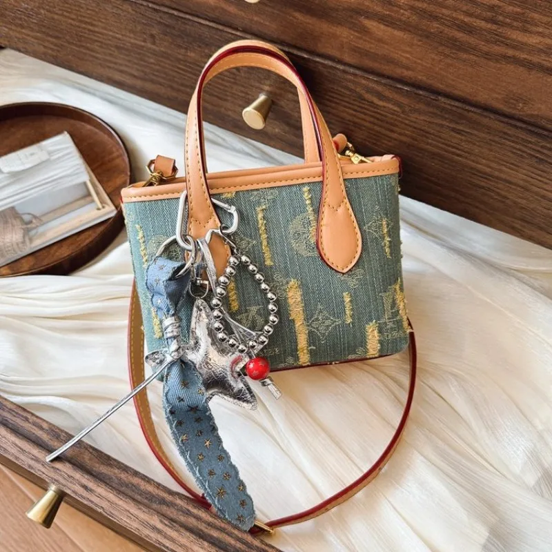 

Модная кожаная сумка через плечо в минималистичном винтажном стиле, также служит уникальной и функциональной сумкой для подгузников.