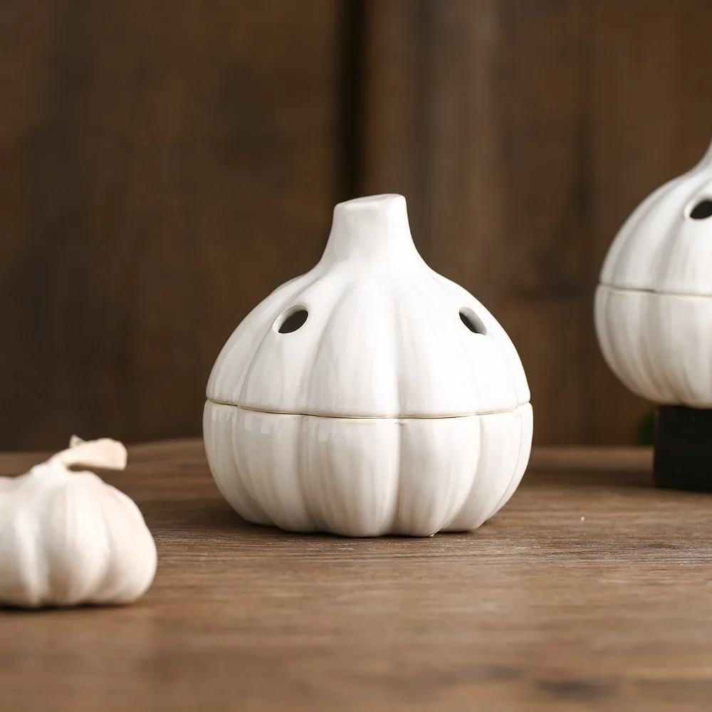 Ceramic Ginger and Garlic Storage Jar Garlic Shaped with Lid Ginger Storage Box Hollow Well-ventilated Dried Chili Storage Can