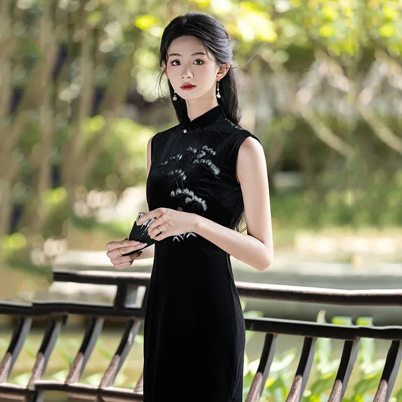 

Черное бархатное китайское длинное платье Cheongsam без рукавов с вышивкой, 2024, новый стиль, утягивающее платье в стиле ретро для молодых женщин, Qipao