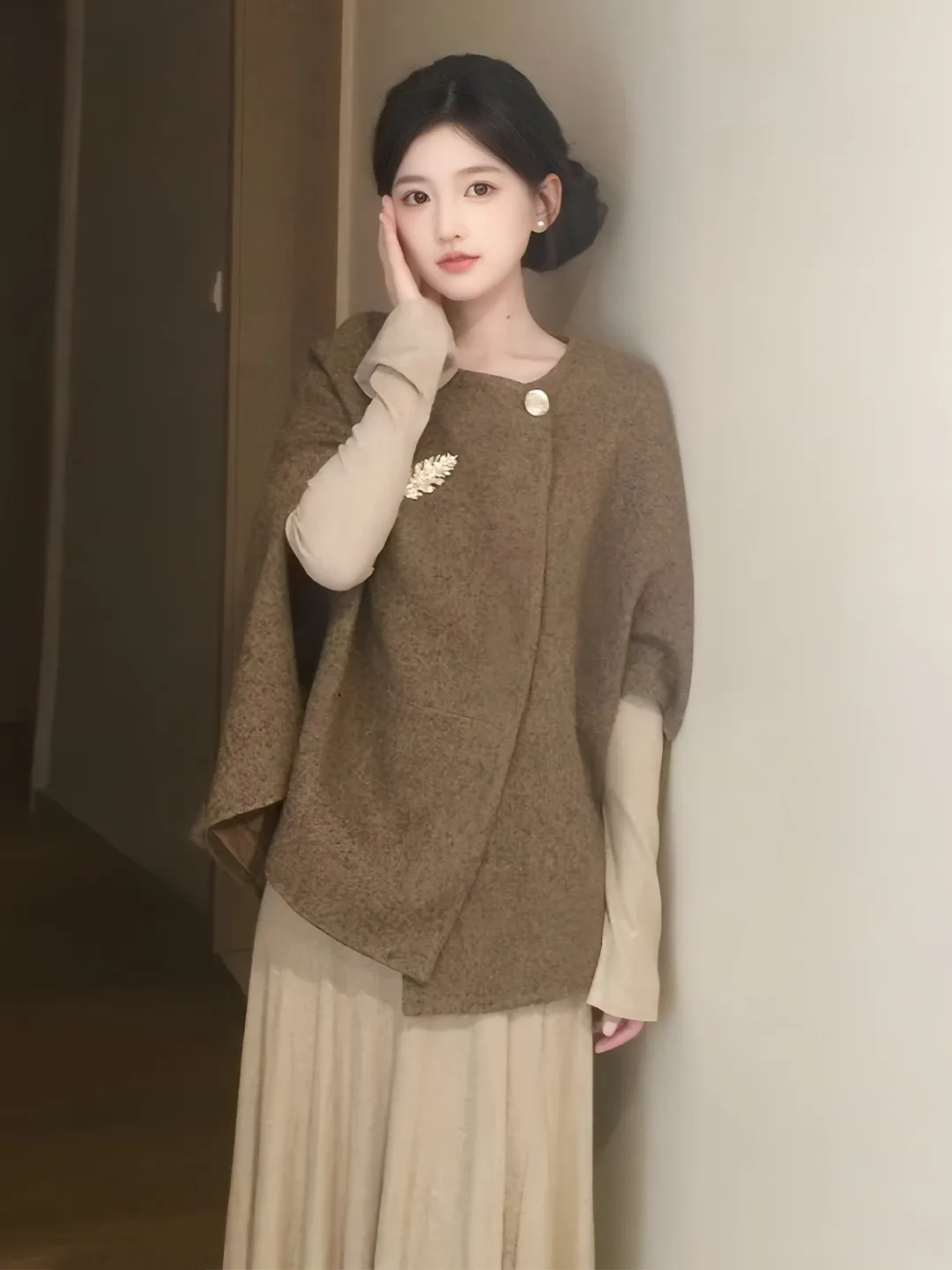 

Элегантный женский комплект из двух предметов: пальто с воротником-хомутом и базовое платье. Модный осенний ансамбль.