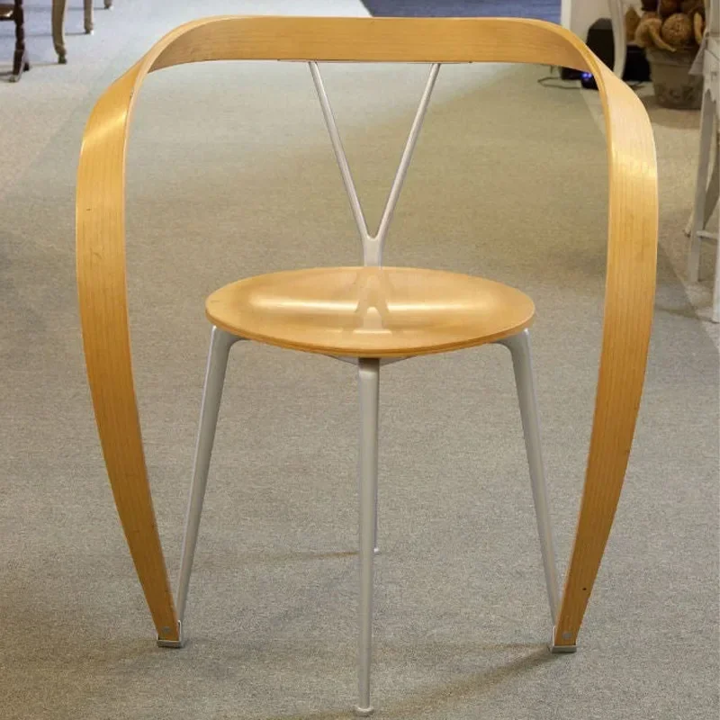 Kursi santai tunggal bergaya minimalis Italia, warna kayu metalik abad pertengahan, untuk restoran tamu.