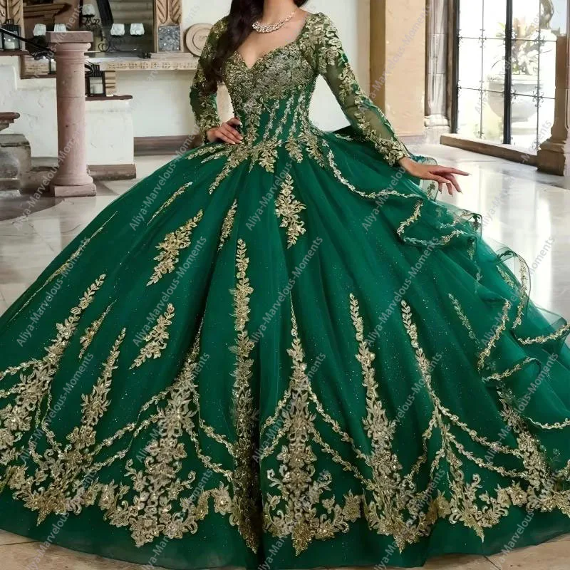 فساتين Quinceanera فاخرة بأكمام طويلة ومزينة بالدانتيل الذهبي باللون الأخضر الزمردي من التول فستان عيد ميلاد الأميرة الحلو 16