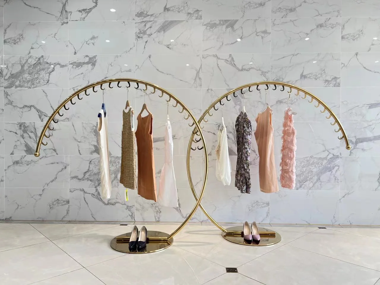 Round Display for Children Clothing Store C-Shape Clothing Rack with Coat Hook Freestanding Metal Display Rack