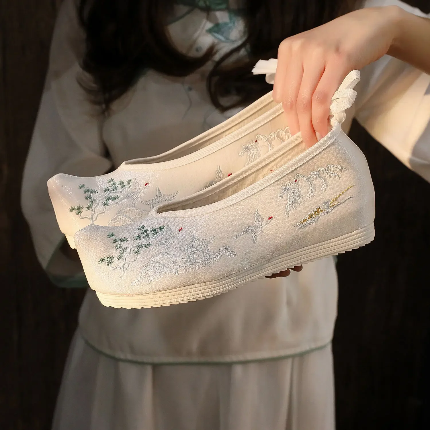 Damskie buty Hanfu w nowym stylu Starożytne haftowane wewnętrzne zwiększenie Tradycyjne buty materiałowe Buty na platformie