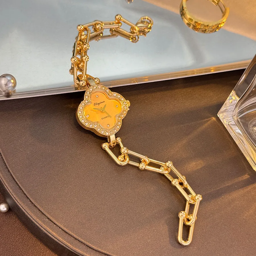 Reloj de cuarzo para mujer a la moda con pulsera de cadena en forma de U DiamondLuxuryReloj de pulsera para mujer con sensación de alta gama y trébol de cuatro hojas