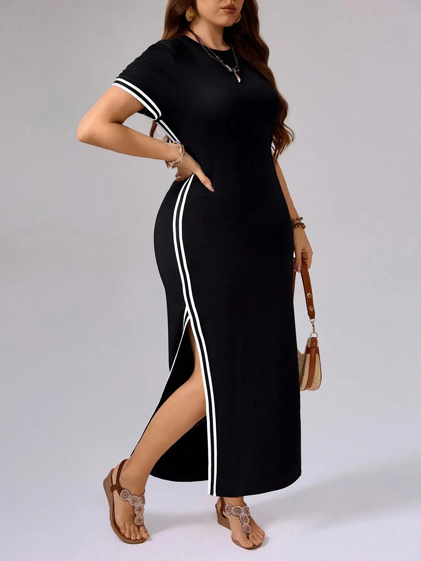 

Черное макси-платье с белой полоской и боковым разрезом, короткий рукав, круглый вырез горловины