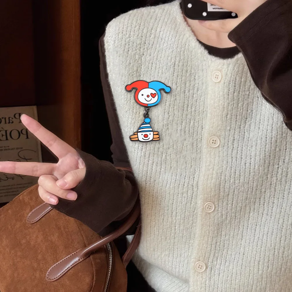 Lustige Zirkusclown-Emaille-Anstecknadeln, kreative rote und blaue Narren-Anstecknadeln mit Clownkopf, ausgefallene Herz-Abzeichen, Rucksack- und Reversnadeln, Geschenk – Detail 7
