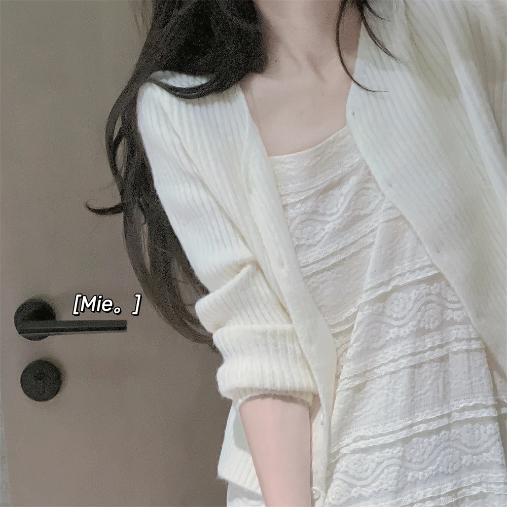 سترة محبوكة حلوة وناعمة على شكل حرف V طويلة Sve سترة صوفية من الحليب الأبيض الملمس من مادة Plu بأزرار علوية مناسبة للخريف والشتاء...