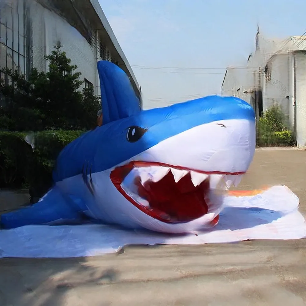 Riesiger blauer aufblasbarer Hai mit scharfen Zähnen, aufblasbares Walmodell für das Meeresumweltschutzdhema