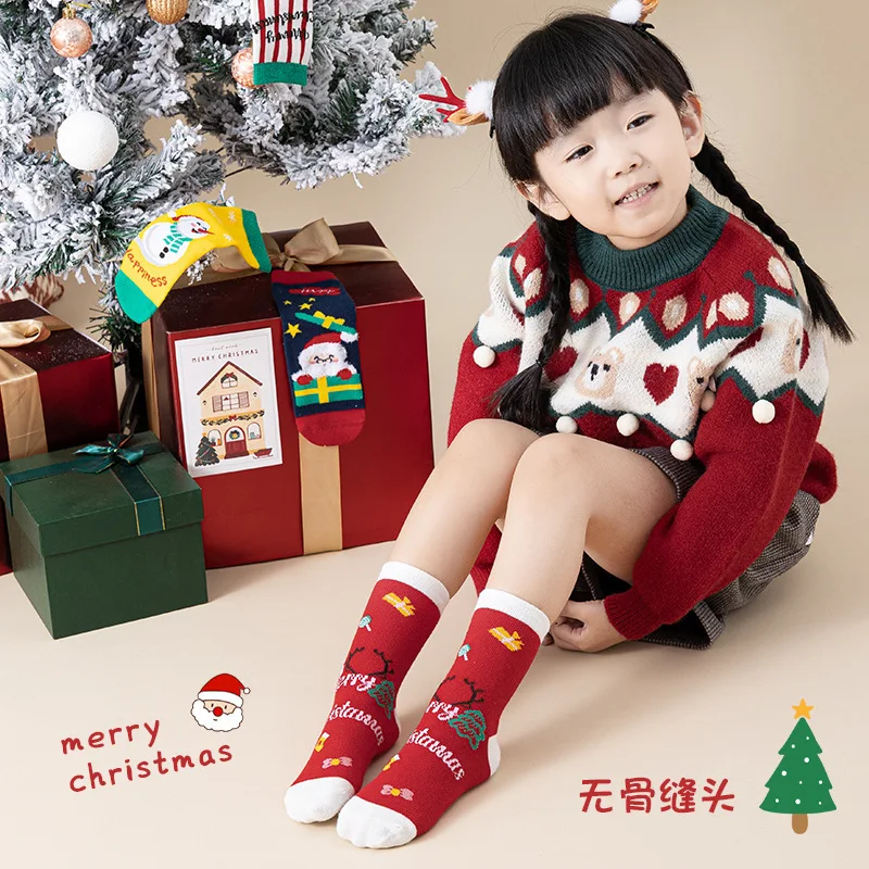 3 pairs of children's Christmas socks, knitted fabrics and Christmas Day elements, suitable for 3-12 years old.