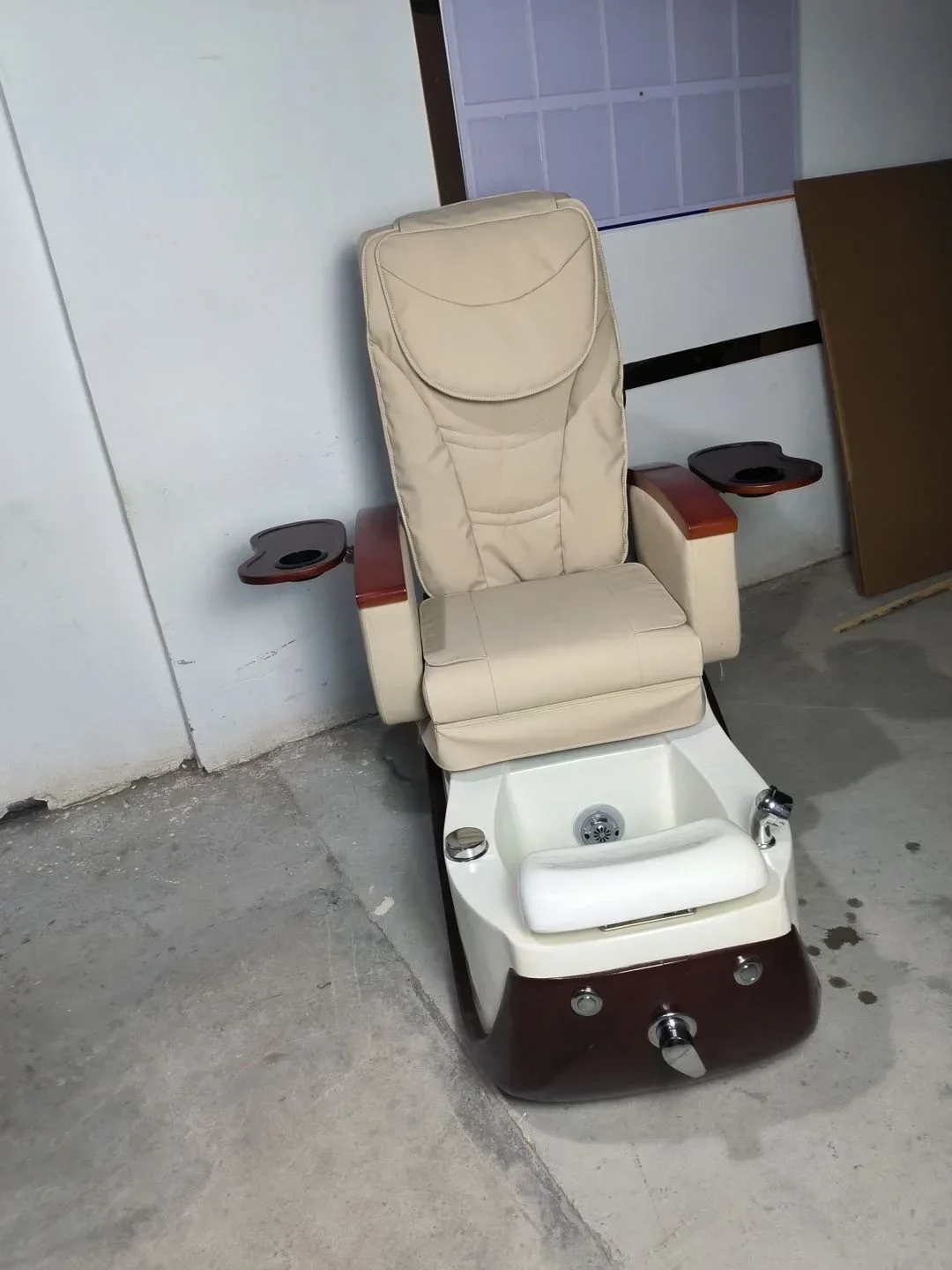 Pedicure Chair European Style Practical Pedicure Chair Affordable Fiberglass Manicure Massage Chair can be customized logo