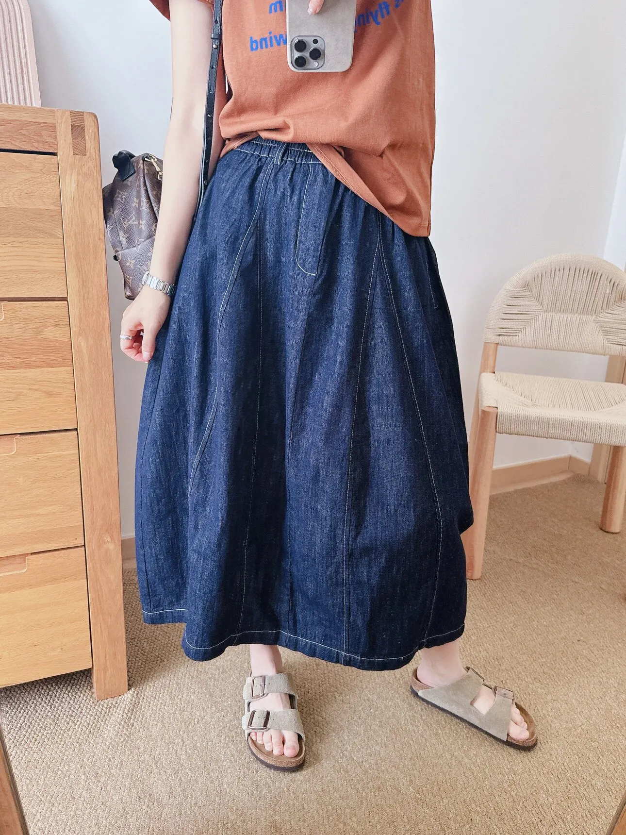 

Весна 2026: Новая универсальная джинсовая юбка А-силуэта с цветочным принтом, эластичным поясом и карманами, однотонная, свободного кроя, средней длины, для женщин