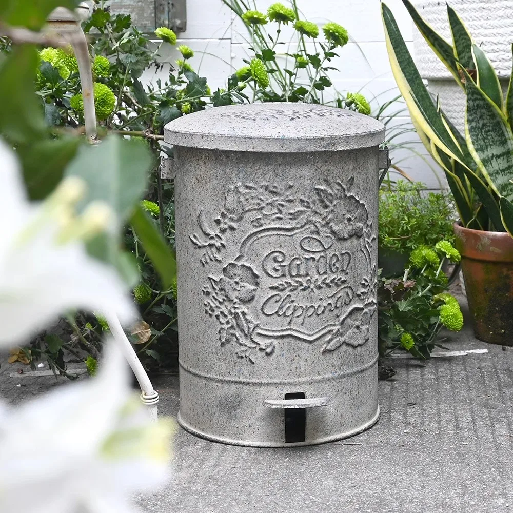 

Vintage Metal Trash Bin, 8L Capacity, Foot Pedal, Decorative Floral Design, Removable Inner Bucket