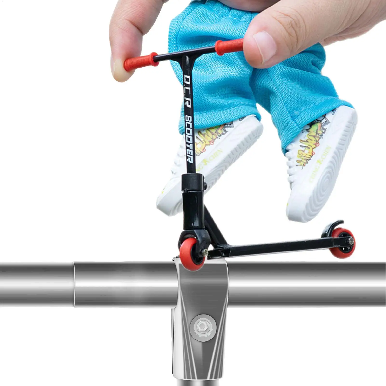 

Набор игрушечных скейтбордов для пальцев: включает в себя фингер-скутер, фингер-кеды, сменные колеса и инструменты.