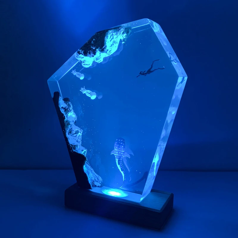 Luz de mesa de resina con organismo mundial de fondo marino, lámpara de decoración artística creativa, luz nocturna con tema de buzo de ballena, carga USB