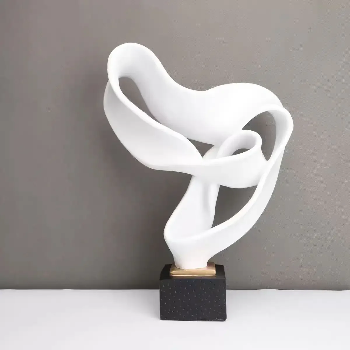 Nordic Abstract Resin Ribbon Ornament Model Room Bedroom Study Living Room Dining Room Accessories