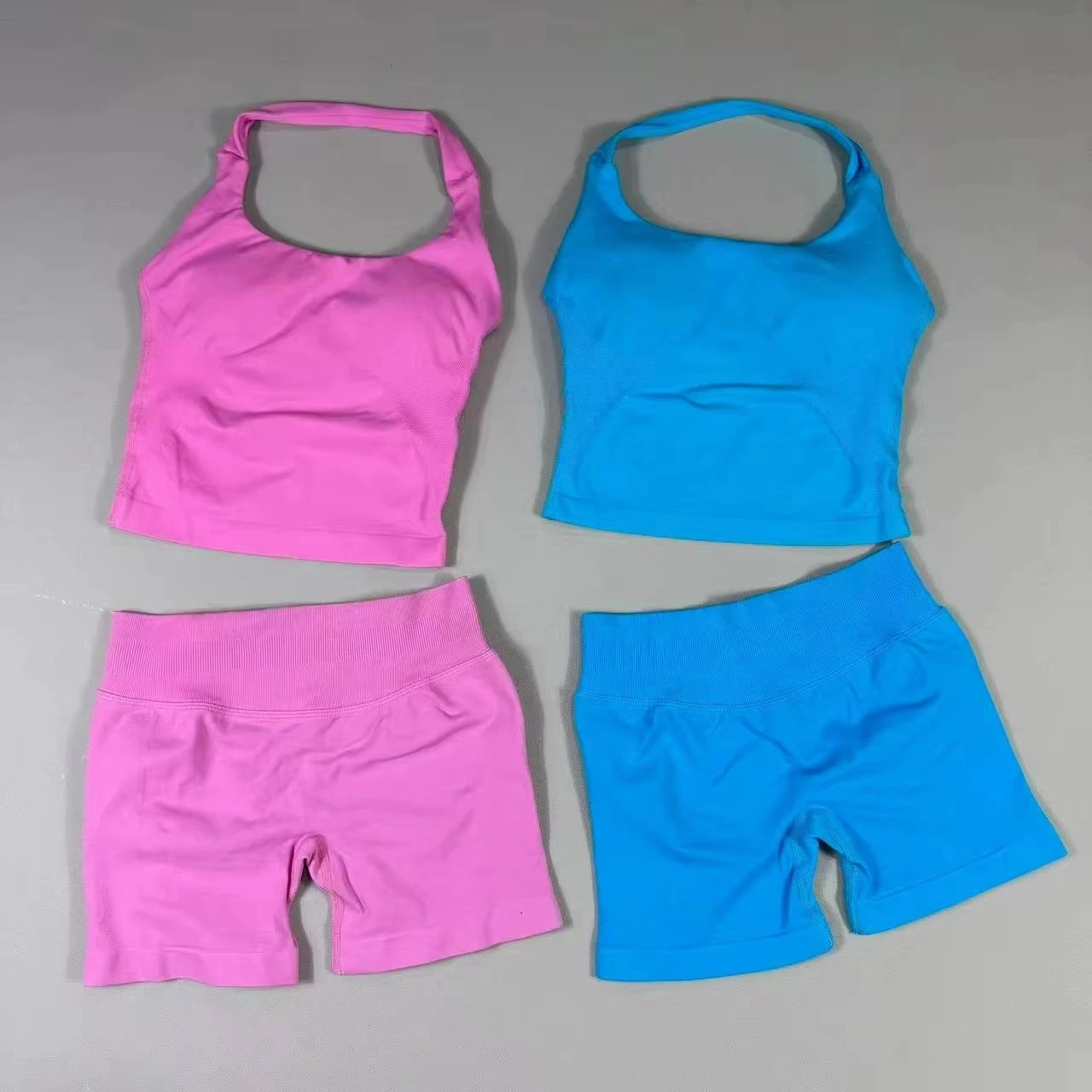 طقم علوي وسروال قصير للسيدات عالي التمدد يسمح بالتهوية في صالة الألعاب الرياضية واليوجا واللياقة البدنية ملابس نشطة ملابس علوية قصيرة