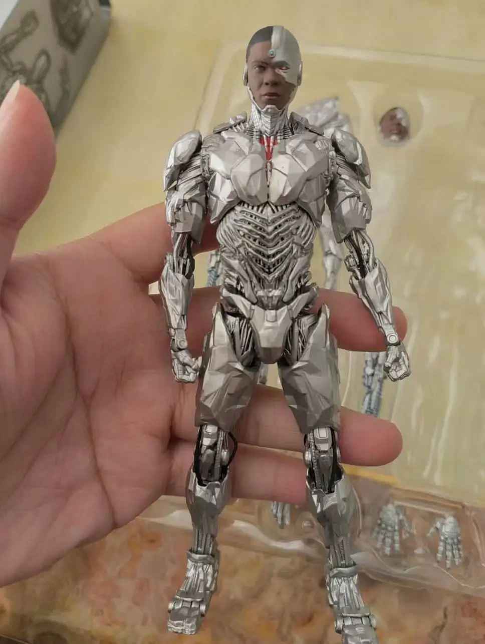 En stock MAFEX Zack Snyder Justice League Cyborg 2.0 Figurine d'action de 6 pouces