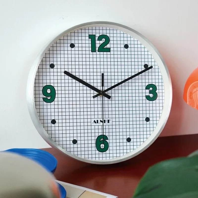 Art Wall Clocks Aluminum Alloy Silent Wall Clock Round Small Desktop Clocks Modern Creative Living Room Decoration Clock