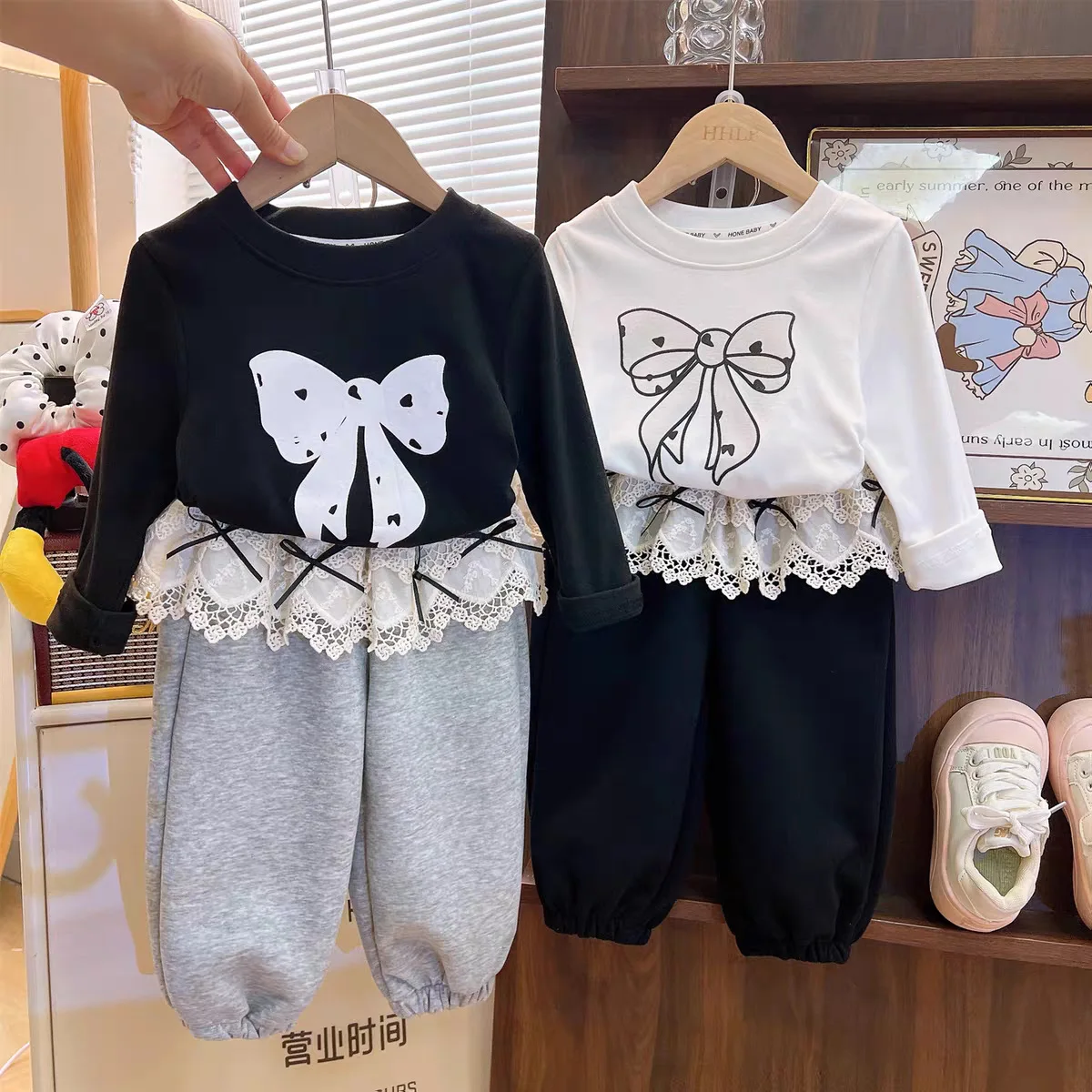 

Girls' 2025 Autumn New Children's Clothing, Big Bow Long Sleeved Top with Lace Patchwork Sweatpants Two-piece Set