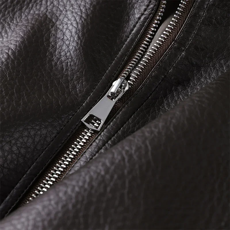 Jesienna kurtka damska z brązowej teksturowanej skóry PU, ze sznurkiem w pasie, wysokim kołnierzem, asymetrycznym zamkiem błyskawicznym i guzikami, oversize, streetwear.