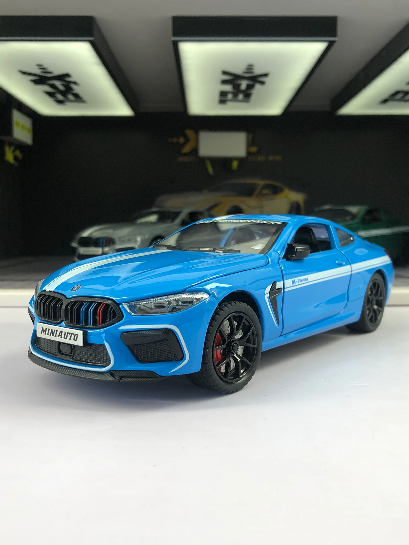 

1:24 имитация спортивного автомобиля M8 из цинкового сплава, статическое украшение, металлический коллекционный подарочный автомобиль