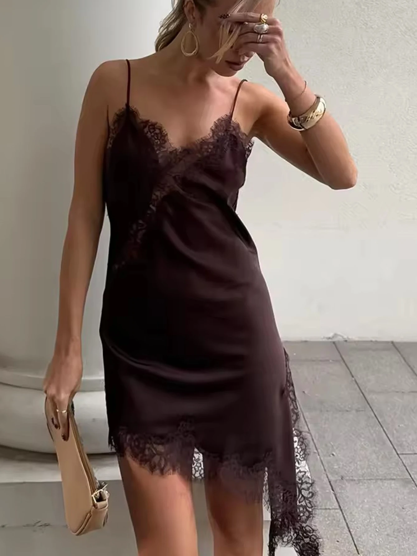 여성 섹시 새틴 홀터 드레스 패션 솔리드 컬러 민소매 백리스 드레스 2026 여름 비대칭 밑단 드레스 레이스 스플라이스 드레스