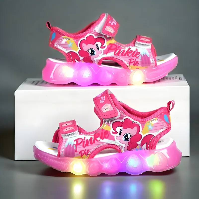 

Новинка лета 2024, стильная детская обувь со светодиодной подсветкой, модные сандалии для маленьких девочек, детская светящаяся обувь с мультяшным принтом, пляжная обувь