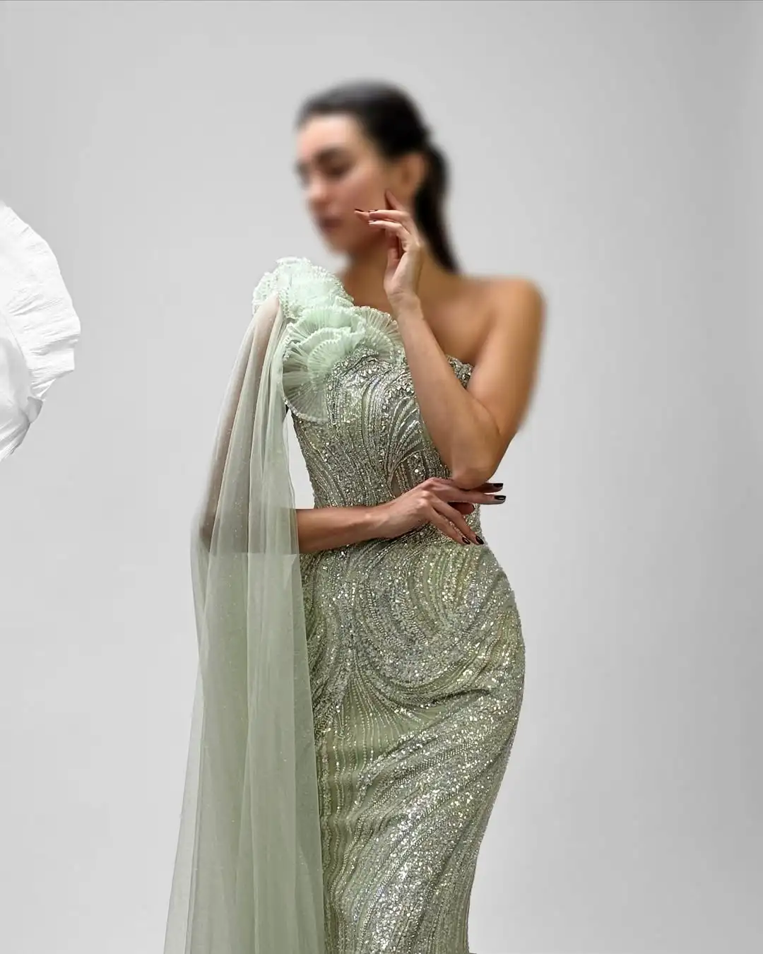 Ofherown Abiti da sera con volant monospalla a sirena di lusso con maniche a mantella verde salvia Abiti da festa di nozze Taglie forti personalizzati