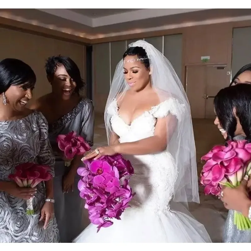 カスタマイズされたプラスサイズマーメイドウェディングドレスレースキャップスリーブ南アフリカスイープトレインブライダルガウンローブデマリー