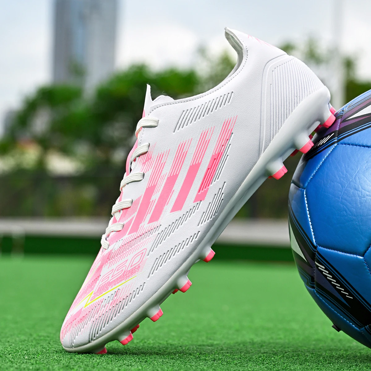 

Универсальные дышащие футбольные бутсы с длинными шпильками FG/AG разных цветов, исключительно доступны для любителей спорта.