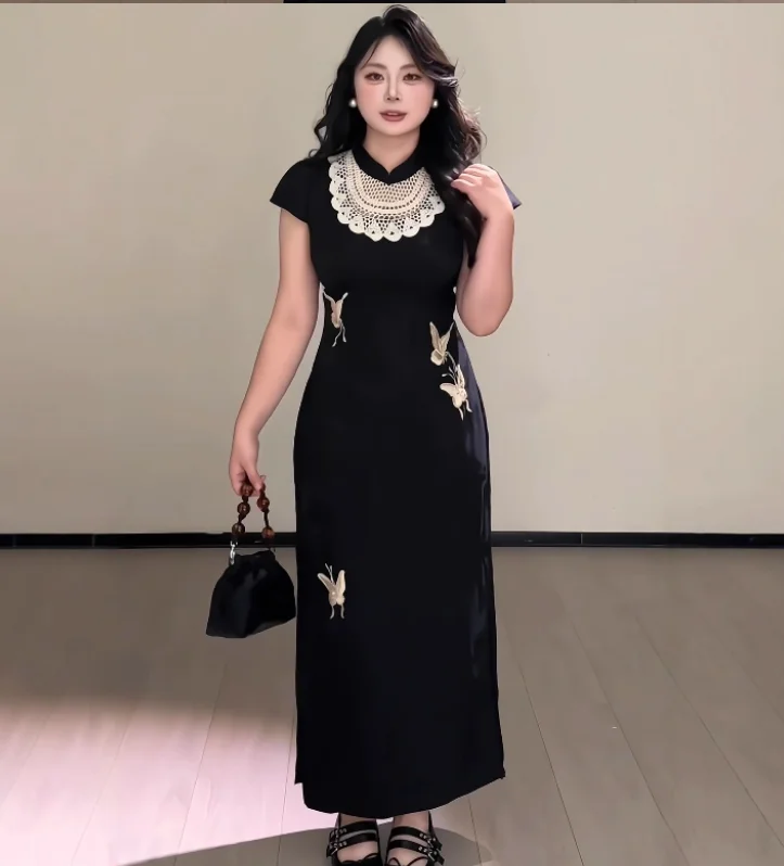 فستان شيونغسام نسائي صيني جديد مقاس كبير بياقة واقفة ومطرز موضة الصيف بخصر عالٍ فساتين أنيقة ضيقة للولائم