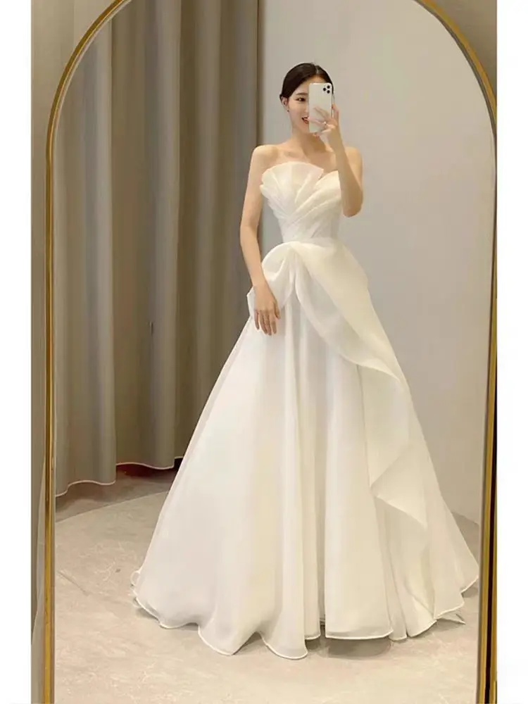 

Elegant White Strapless Wedding Dress Simple Fashion Bridal Outfit Long Tail Evening Gown for Party And Performance