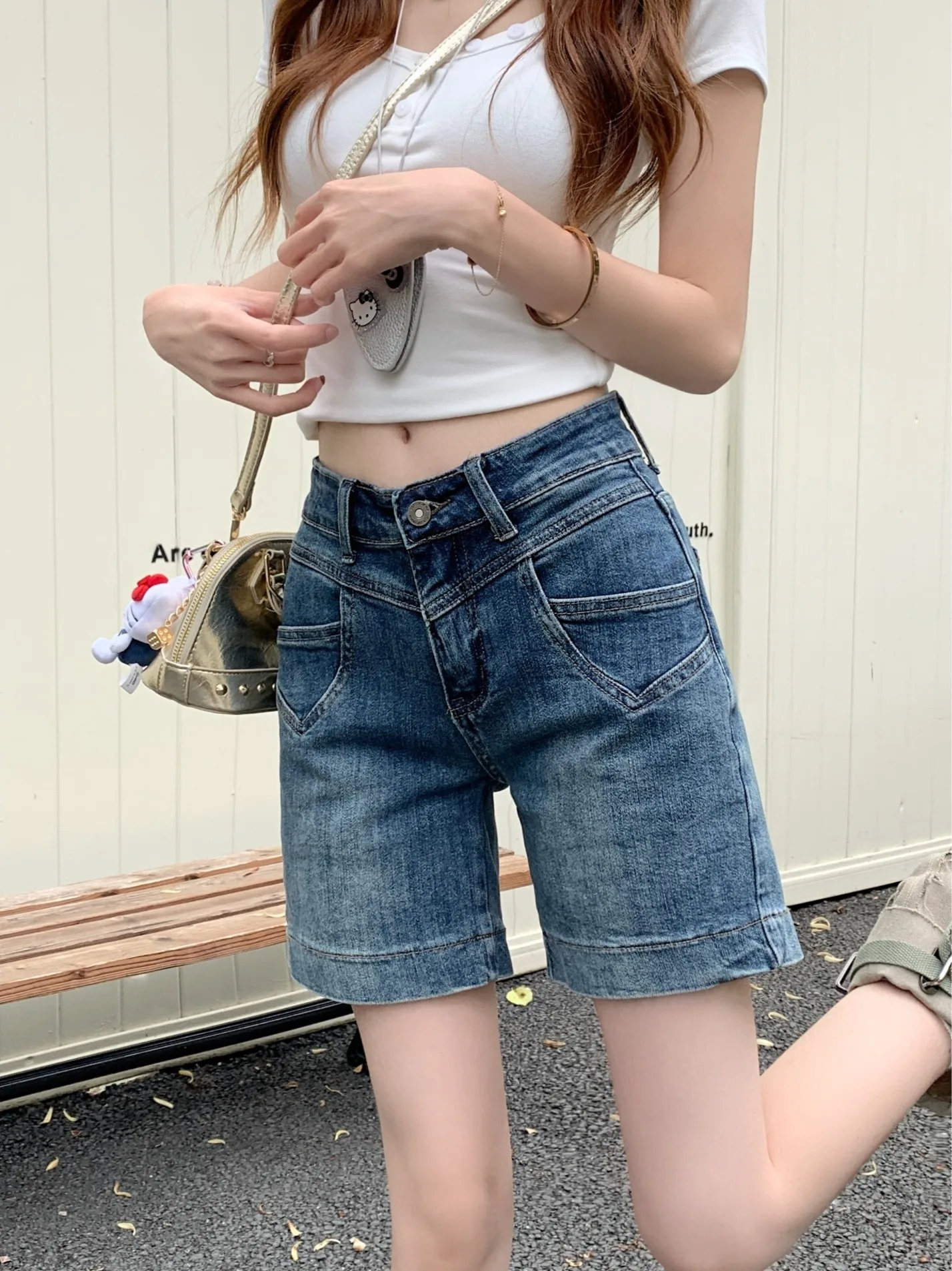 

Retro American Hot Girl Mid-Waist Jeans Shorts Women's Spring 2026 New Straight Leg Pocket Design Sense Four Parts Pants